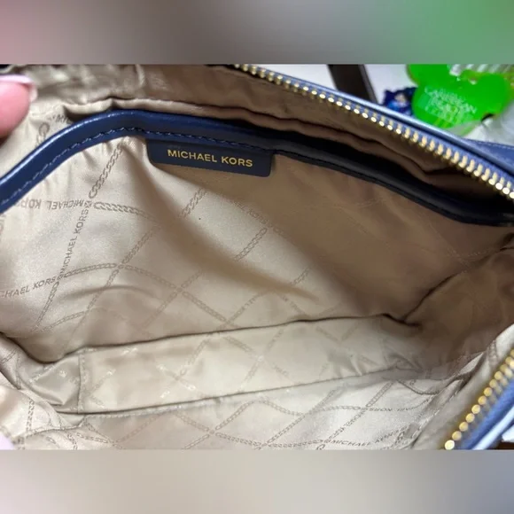 Michael kors crossbody - Picture 3 of 9